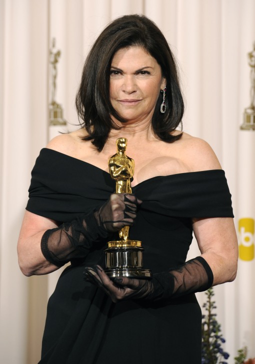 Collen atwood with the oscar for alice in wonderland